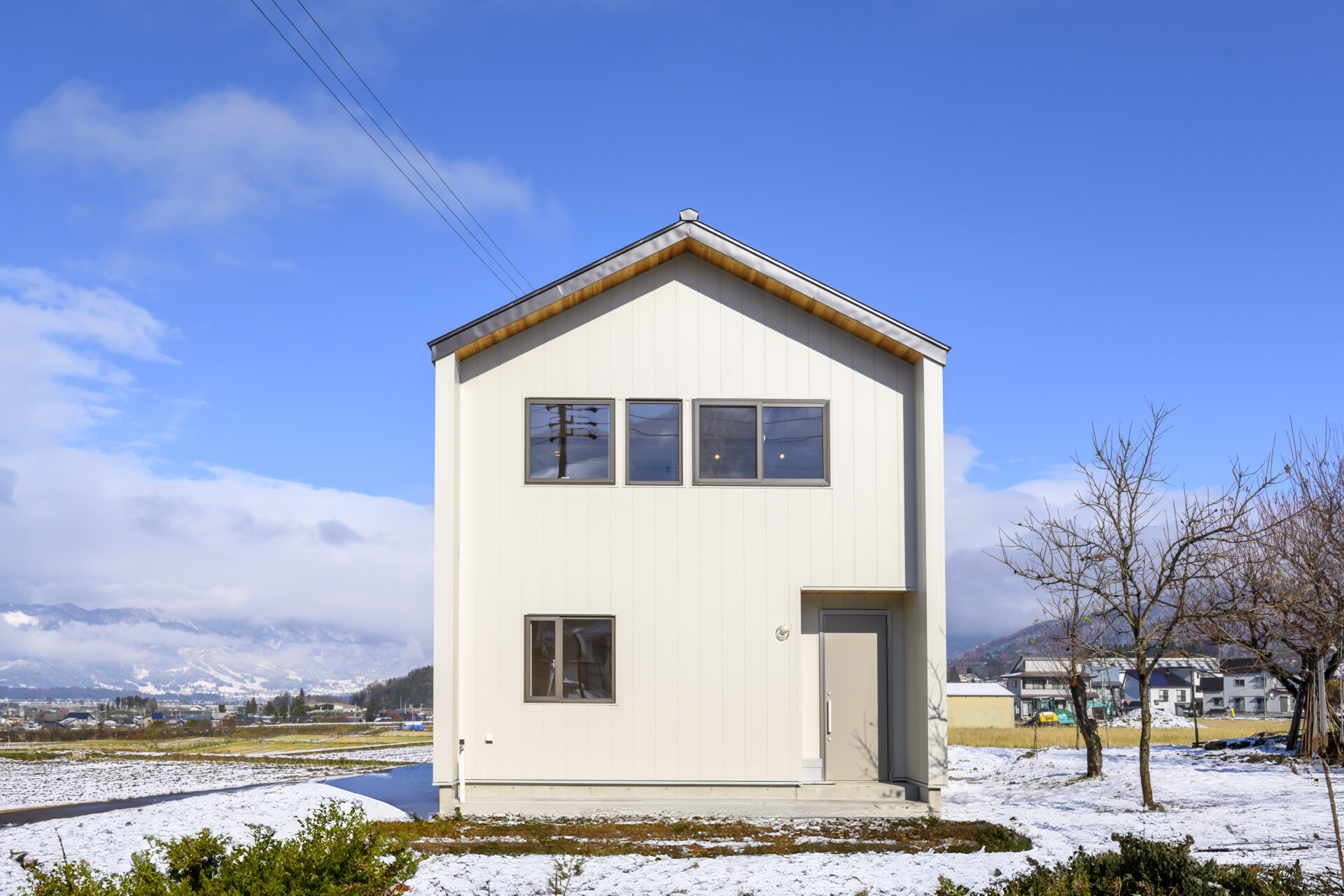 思い出の土地に建つ、スキー場が見える2階リビングの家<の写真1